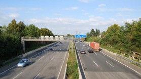 Doi români beți prinși în timp ce împingeau mașina pe o autostradă din Germania. Au rămas fără benzină